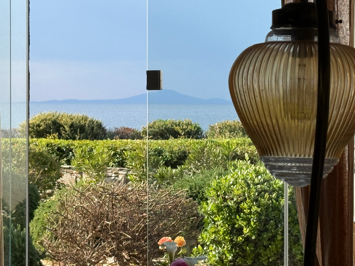 Feel the breeze, hear the sea – relax in this spacious 2-bed island getaway.