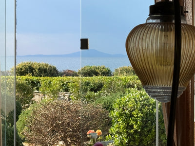 Feel the breeze, hear the sea – relax in this spacious 2-bed island getaway.